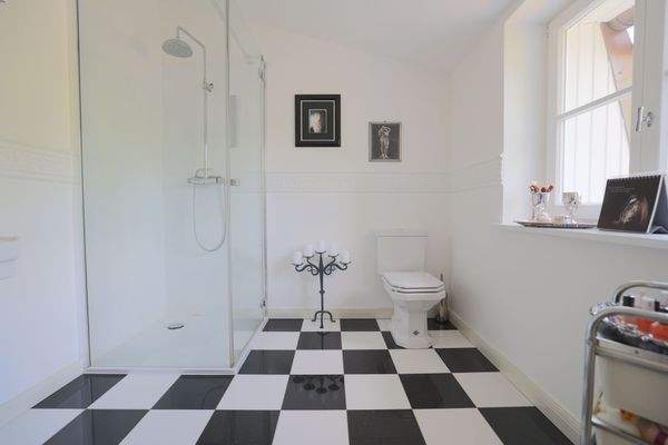 Eines von zwei Duschbädern im DG