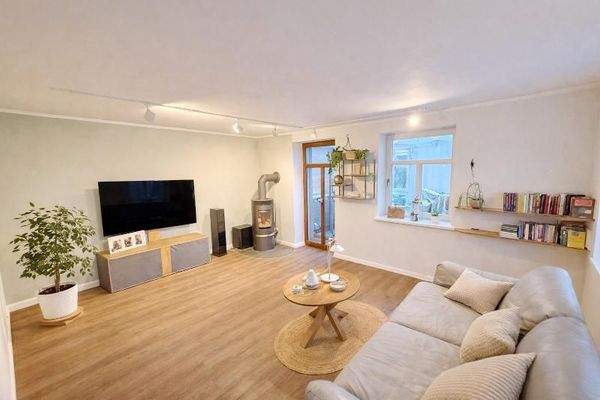 Wohnzimmer mit Zugang zur überdachten Terrasse