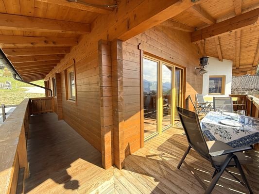 großer süd- und westseitiger Balkon