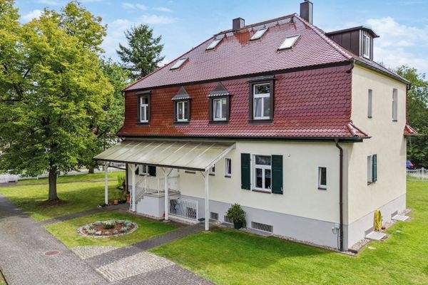 Hintere Gebäudeansicht mit dem Eingangsbereich