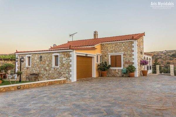 3 Luxusvillen mit Pool in Douliana