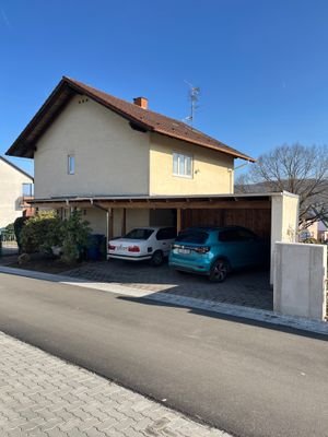 Straßenansicht mit dem Carport