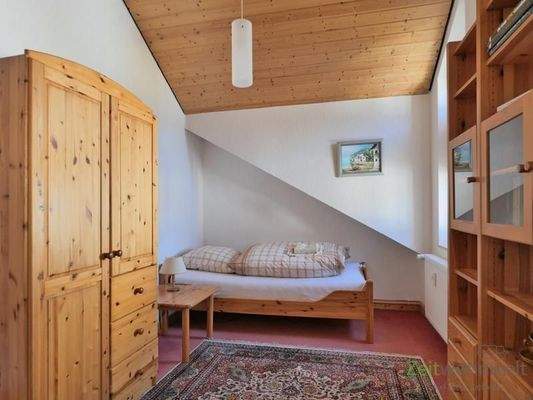 Einzelbett und Kleiderschrank