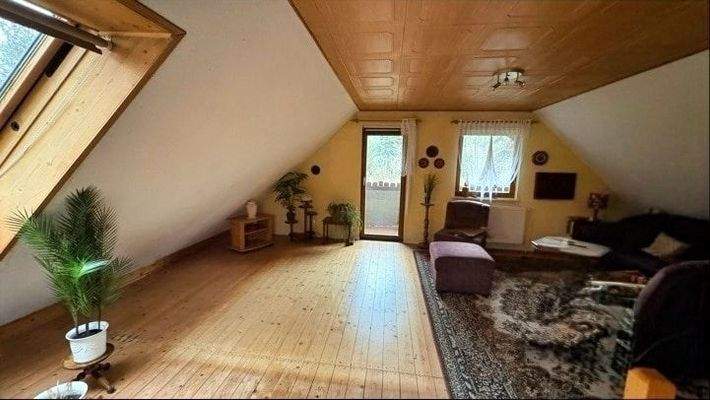 DG-großes Zimmer mit Balkon