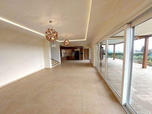 Wohn-/Esszimmer mit offener Küche &amp; Fensterfront 