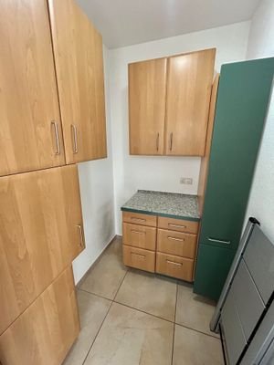 Speisekammer neben dem Küchenbereich