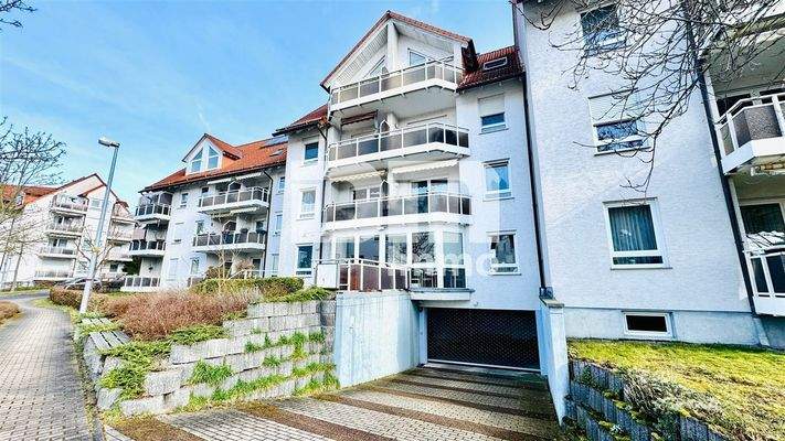 Rückansicht / Zufahrt Tiefgarage / Terrasse Cafe