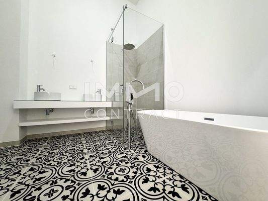 IMG_Bad mit Wanne und Dusche5996