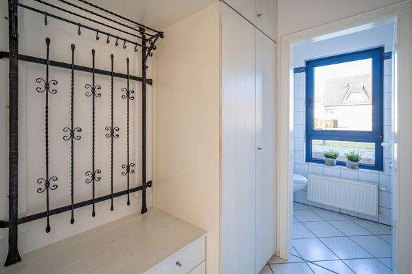 Der Garderobenbereich umfasst mehrere praktische Einbauschränke.