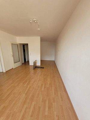 Wohnraum mit Blick zum Flur.jpg