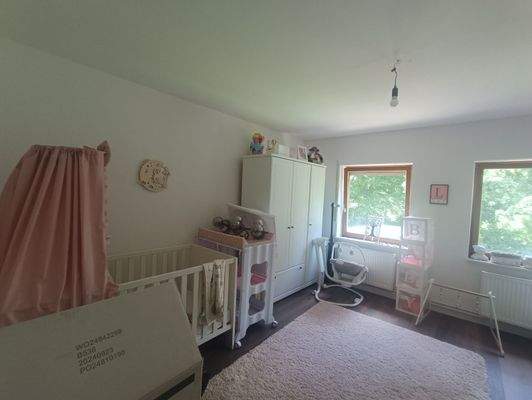 *links* Kinderzimmer 