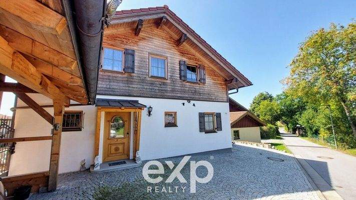 Carport und Frontansicht