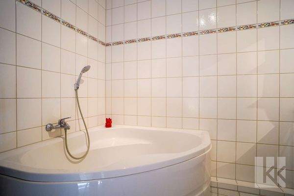 ...großer Eckbadewanne