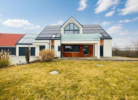 Außenansicht mit Terrasse und Garten