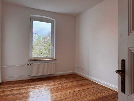 Zimmer zur Gebäuderückseite