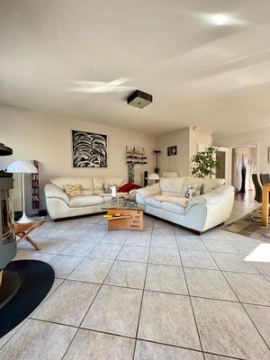 Einblicke ins gemütliche Wohnzimmer