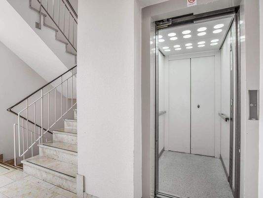 Barrierearmer Zugang / Aufzug