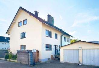 Hausansicht mit zwei Garagen