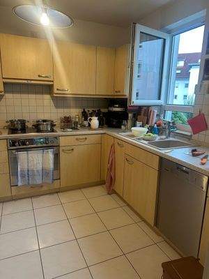 Helle Küche mit Geräten