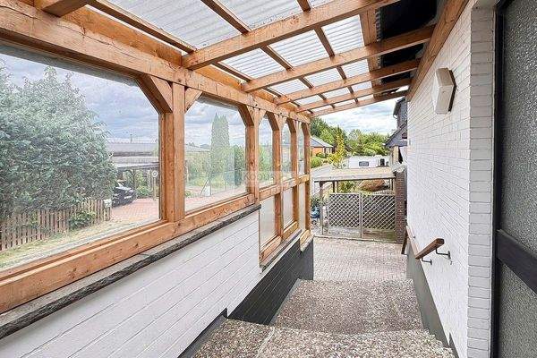 Überdachte Eingangstreppe