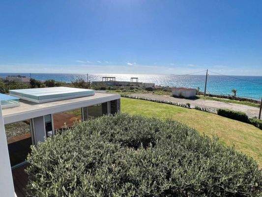 Einzigartige Villa am Meer mit Innenpool, Gärten und Gästehaus