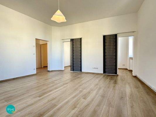 Zimmer mit Blick ins Nebenzimmer