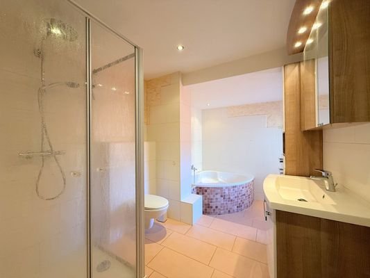 Badezimmer mit Badewanne und Dusche