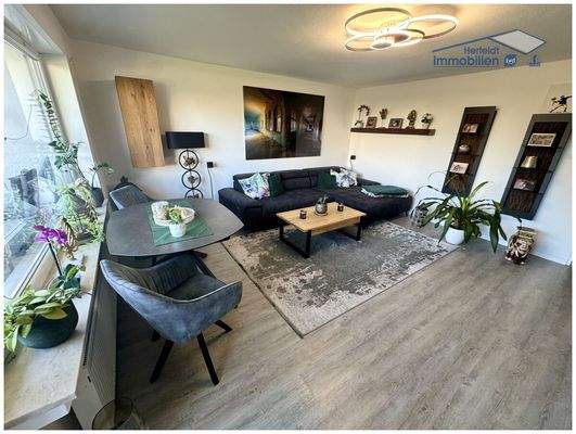 Lichtdurchflutetes Wohnzimmer