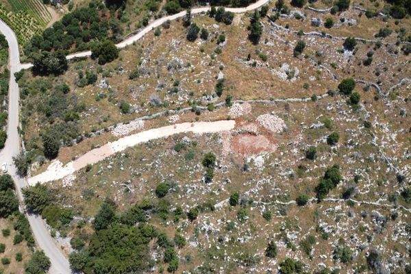 Kreta, Litsarda: Ruhiges Grundstück mit Baugenehmigung und atemberaubender Aussicht auf die Landschaft zu verkaufen