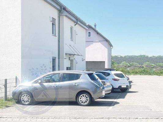 reichlich Parkplätze im Hofgelände / Tiefgarage