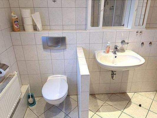 Bad mit Wanne und Dusche