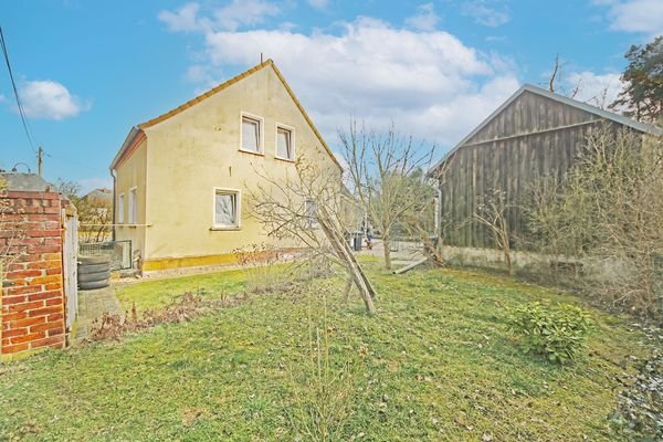 Blick auf Haus und Scheune