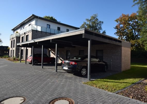 Außenansicht mit Carportanlage