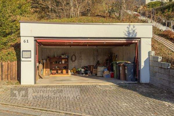 Garage und Stellplätze