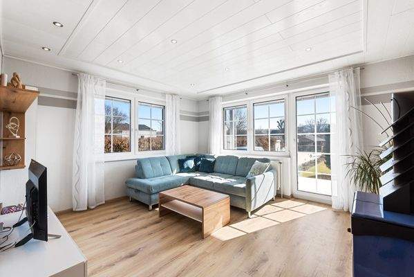 Wohnraum mit Ausgang zum Vorgarten