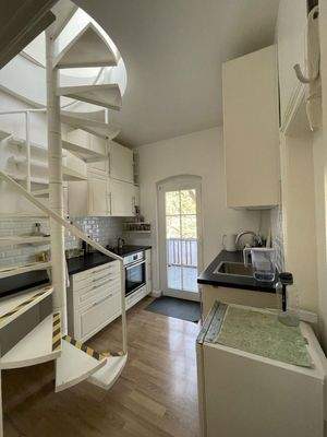 Küche mit Treppen zum Turm