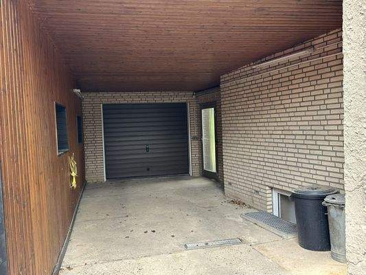Garage mit Carport
