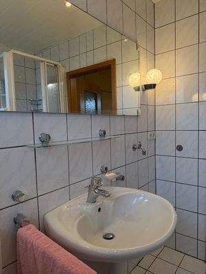 Bad mit Wanne und Dusche