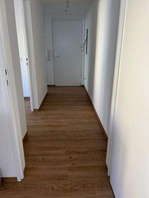Flur mit Blick zur Wohnungstür 
