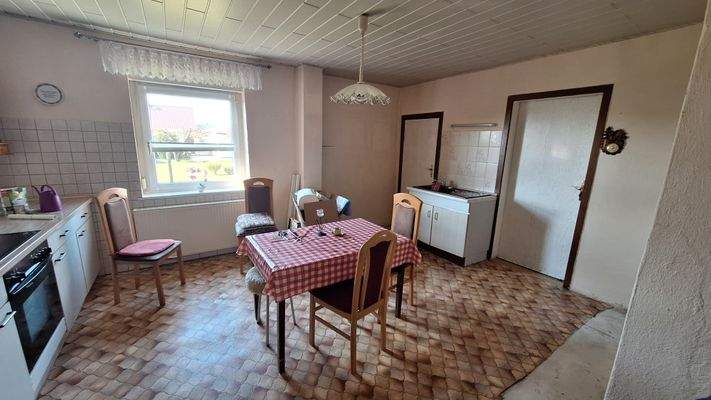 geräumige Küche mit Kammer im Erdgeschoss