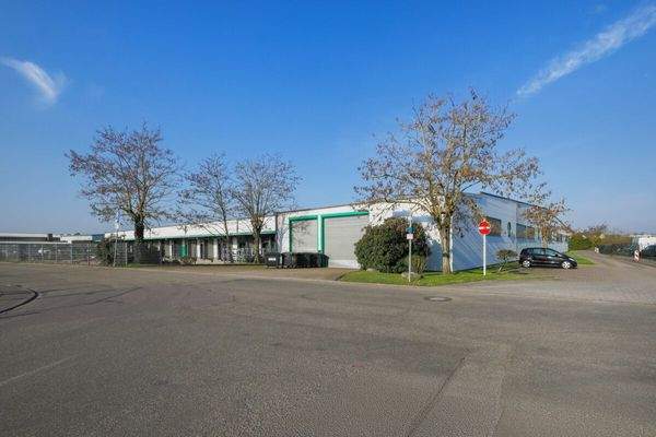 Straßenansicht und Ladebereich