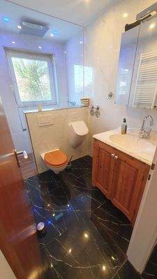 Tageslichtbad mit ebenerdiger Dusche 