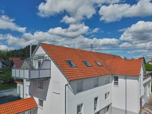 Wohnung im Dachgeschoss, Drohnenansicht vorne