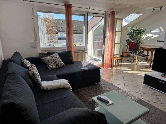 großer Wohnbereich mit Fernseher