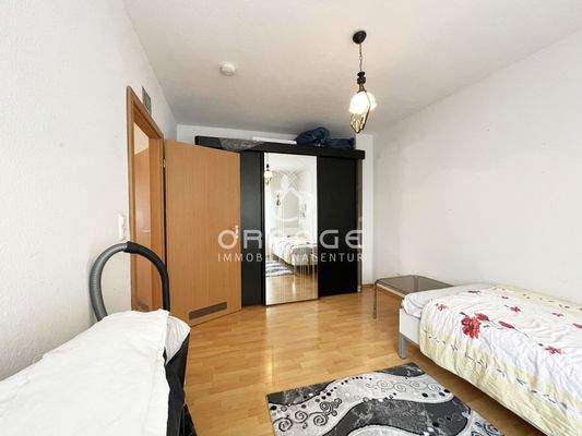 ...großem, geräumigen Spiegelschrank