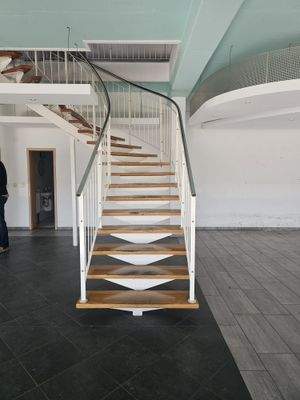 Treppenaufgang zu den Büros.jpeg