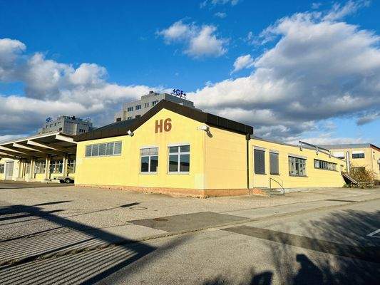 Südwestansicht der Immobilie mit Zufahrt