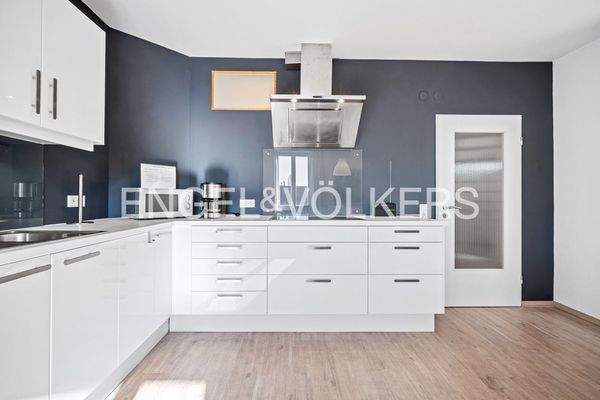 Moderne, helle Küche mit viel Stauraum