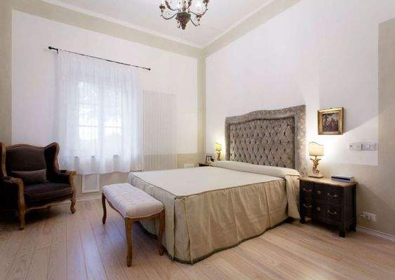 Villa mit Swimmingpool, Gästehaus, Nebengebäude und Land mit Weinberg und Olivenhain