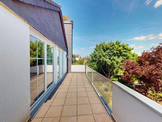 Sonniger Rückzugsort mit Blick ins grüne Umfeld.